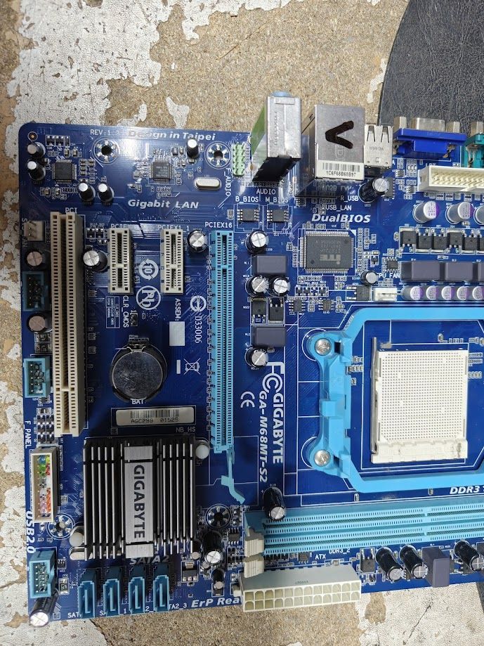 Мат. плата GIGABYTE GA-M68MT-S2 Socket AM3 mATX 2DDR3 № 261203501 - фото фото фото 2