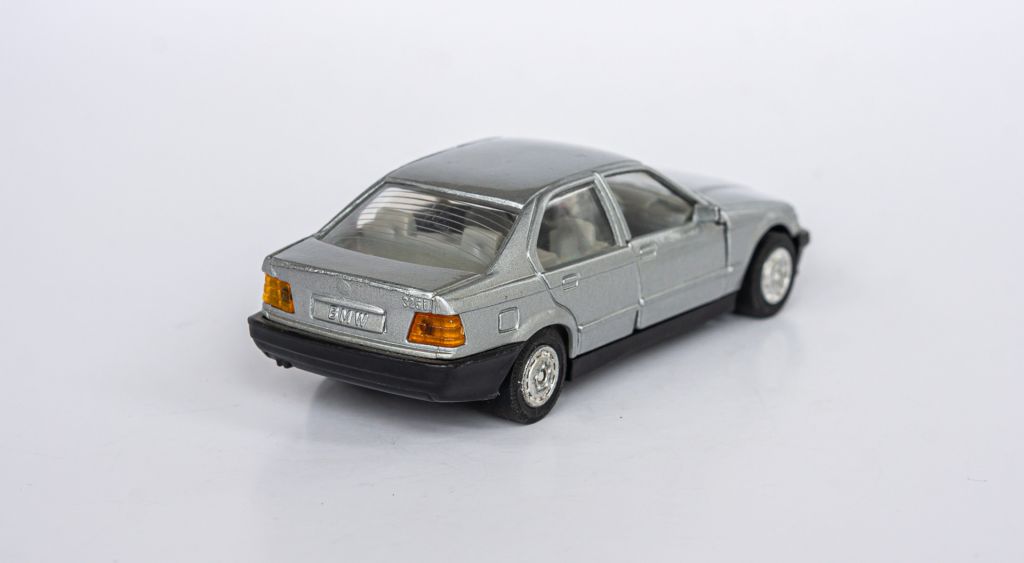 1:36 BMW 325i   (E36) 1990-96 silver, WELLY #9042 - фото фото фото 3