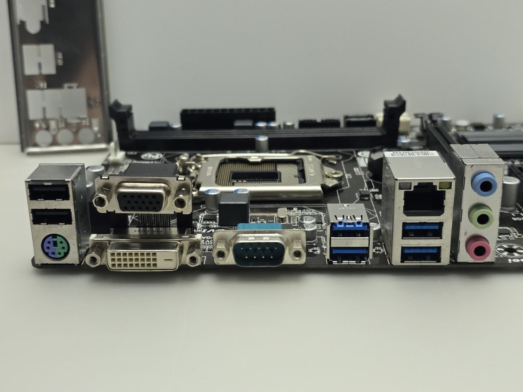 Материнська плата Gigabyte GA-H81M-D2V   (Socket 1150,HDMI,DDR3,б/у) - фото фото фото 1