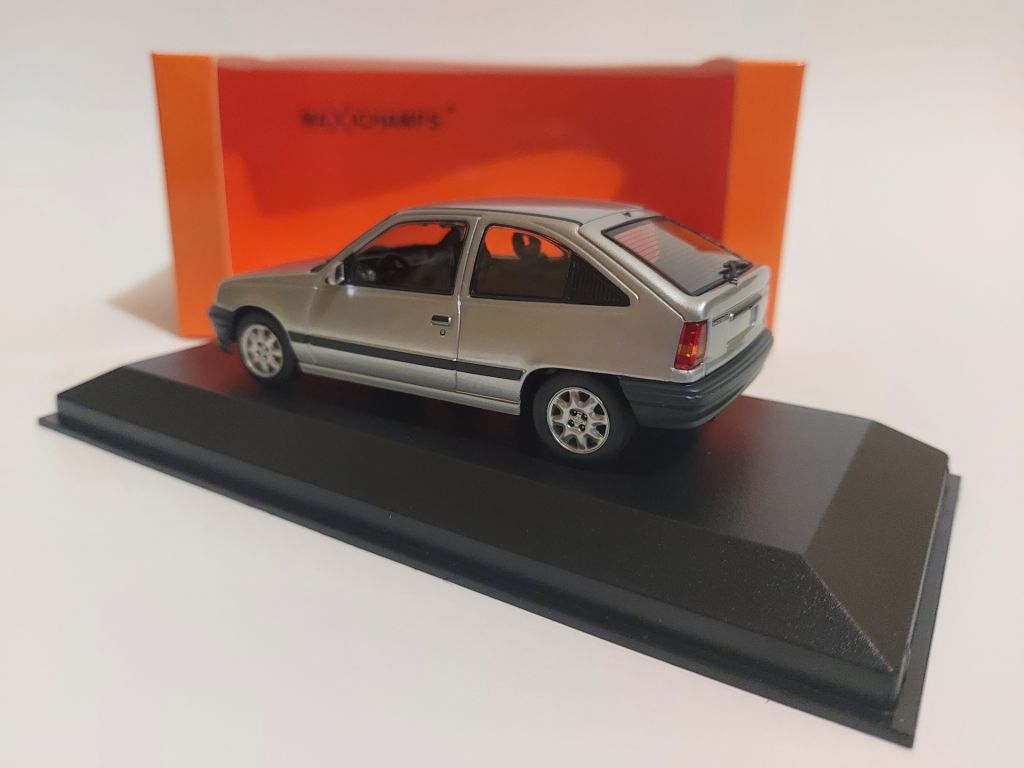 Maxichamps 1:43 Opel Kadett  (1990) silver metallic - фото фото фото 3