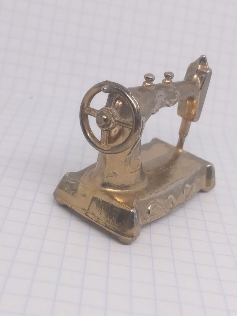 Винтажная латунная миниатюра «Швейная машинка», Made in England, клеймо - фото фото фото 2