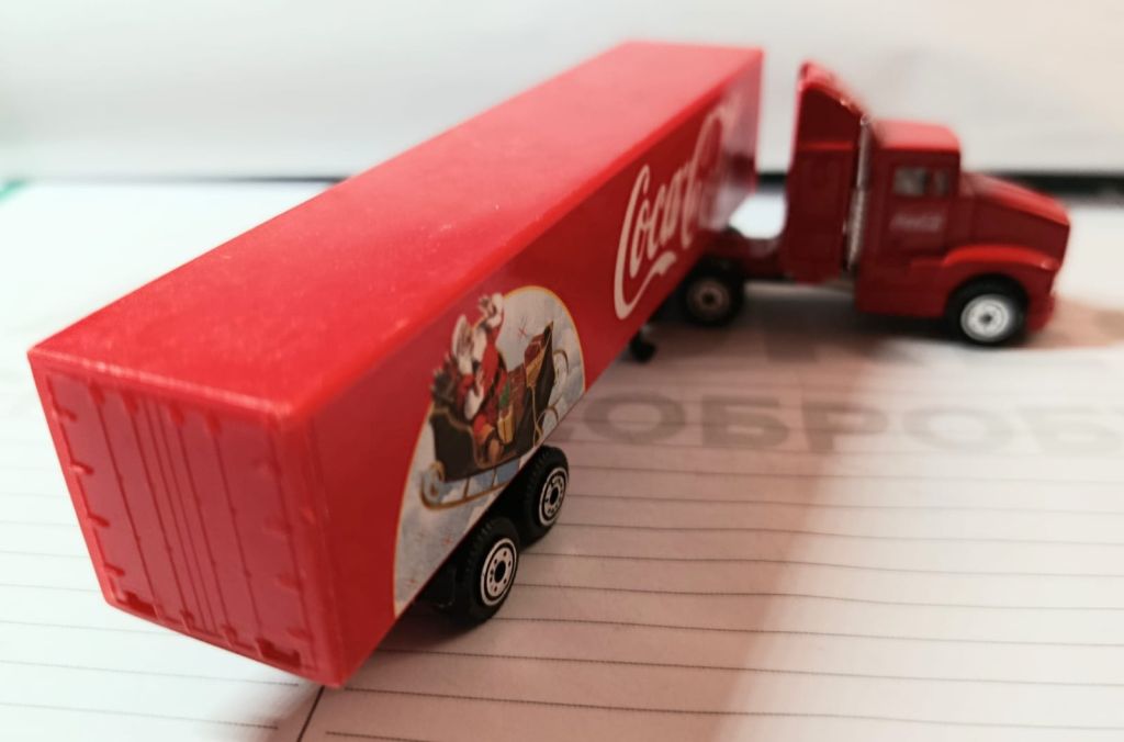 Модель 1:87, Фура Peterbilt, Coca Cola рождество. 2005 года. - фото фото фото 2