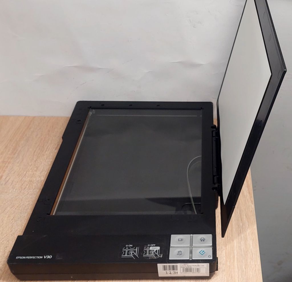 Б/В Сканер Epson Perfection V30 / сканує відмінно / без блока живлення 13,5в / код.q142 - фото фото фото 1