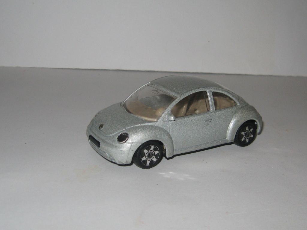 Модель машинка Volkswagen new beetle 1:43 Bburago Made in Italy - фото фото фото 0