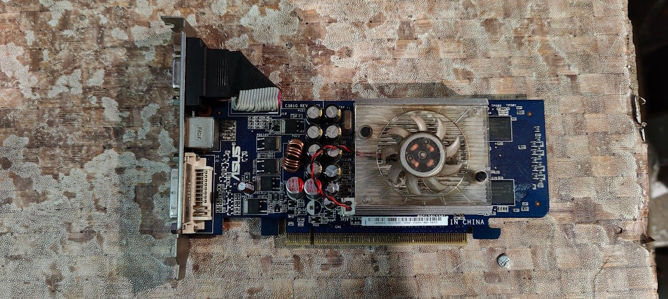 Видеокарта ASUS GeForce 8400 GS EN8400GS/HTP/256M/A 256MB PCI-E № 230611300 - фото фото фото 0