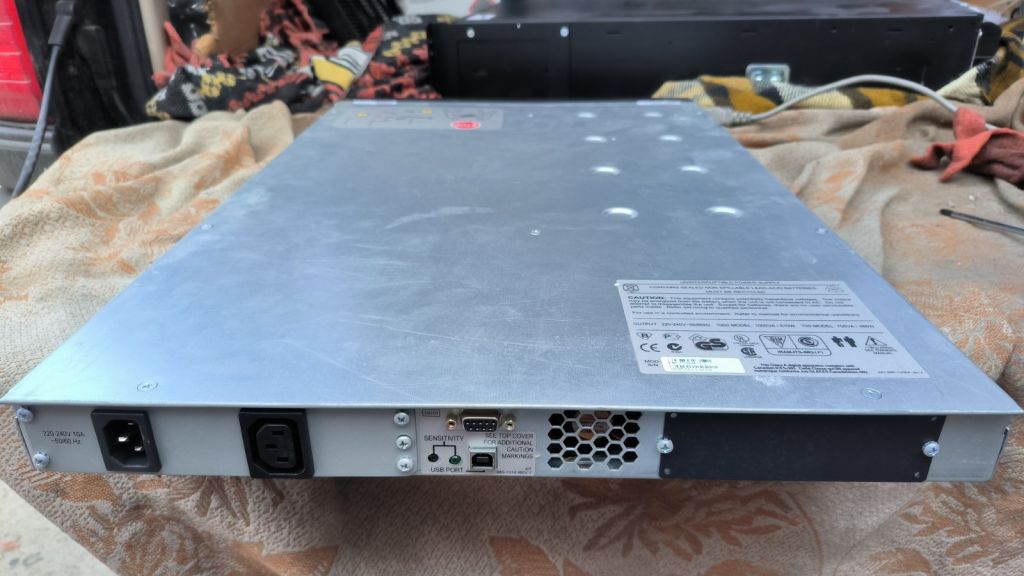 Бесперебойник ИБП UPS APC Smart-UPS 750   (EMC750RMI1U) - фото фото фото 2