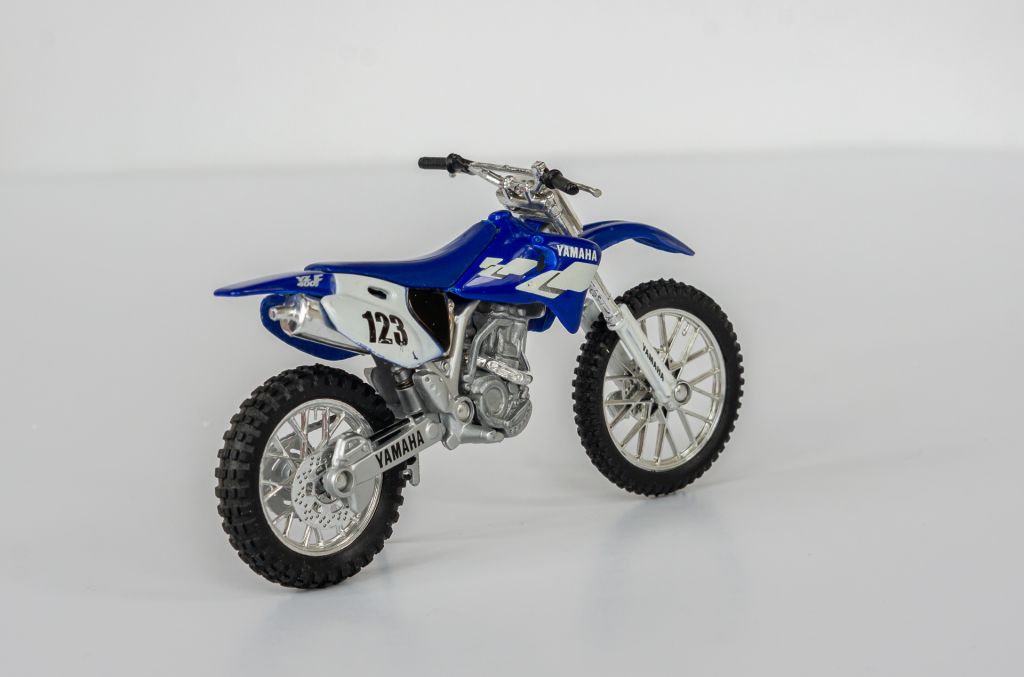 1:18 Yamaha YZ 400F #123, Maisto #39329 - фото фото фото 3