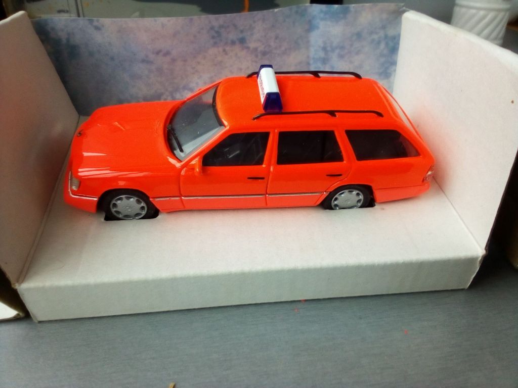 1/43 Faller Mercedes-Benz E320 T FEUERWEHR - фото фото фото 3