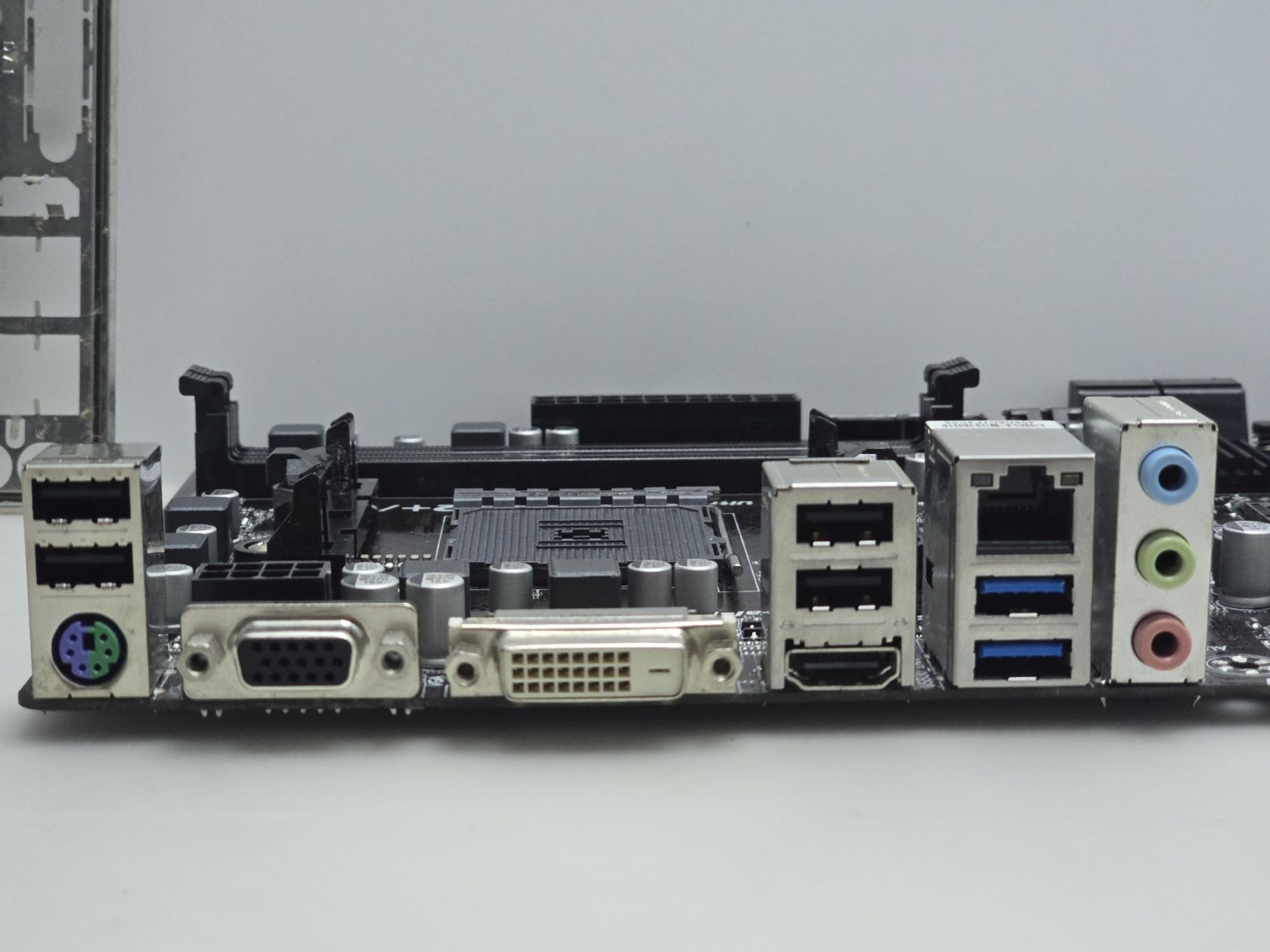 Материнська плата sFM2+ GIGABYTE GA-F2A88XM-HD3  (Socket FM2+,DDR3,б/у) - фото фото фото 2