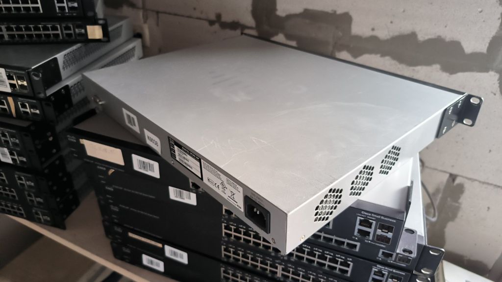 Комутатор CISCO SF300-48P POE Managed Seitch - фото фото фото 3