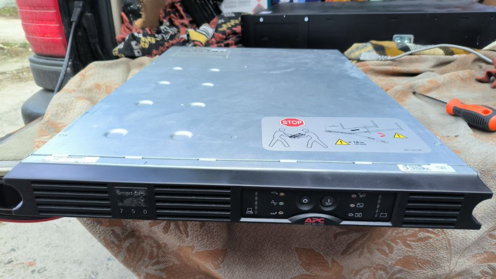 Бесперебойник ИБП UPS APC Smart-UPS 750   (EMC750RMI1U) - фото фото фото 0