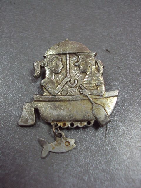 знак брошка лодочка свидание моряк девушка зонтик №1815 - фото фото фото 1