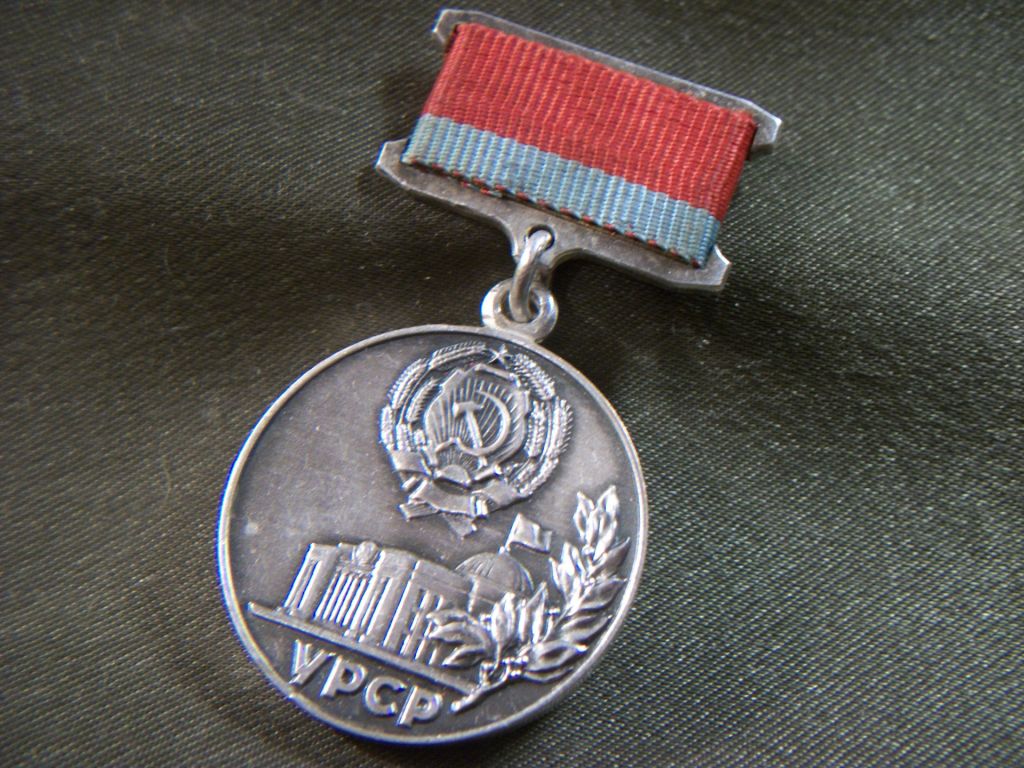 6F25 Лауреат, грамота президиума Верховного совета УССР - фото фото фото 1