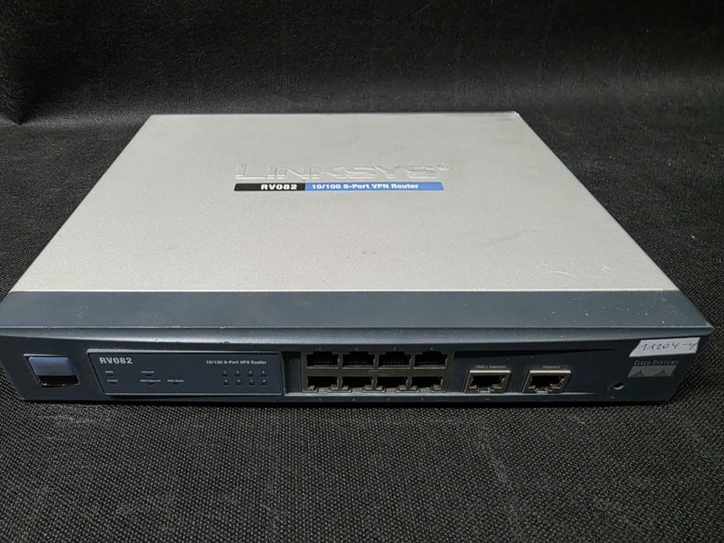 RV082 Linksys 8-Port VPN Router 10/100  (11204-4) - фото фото фото 2