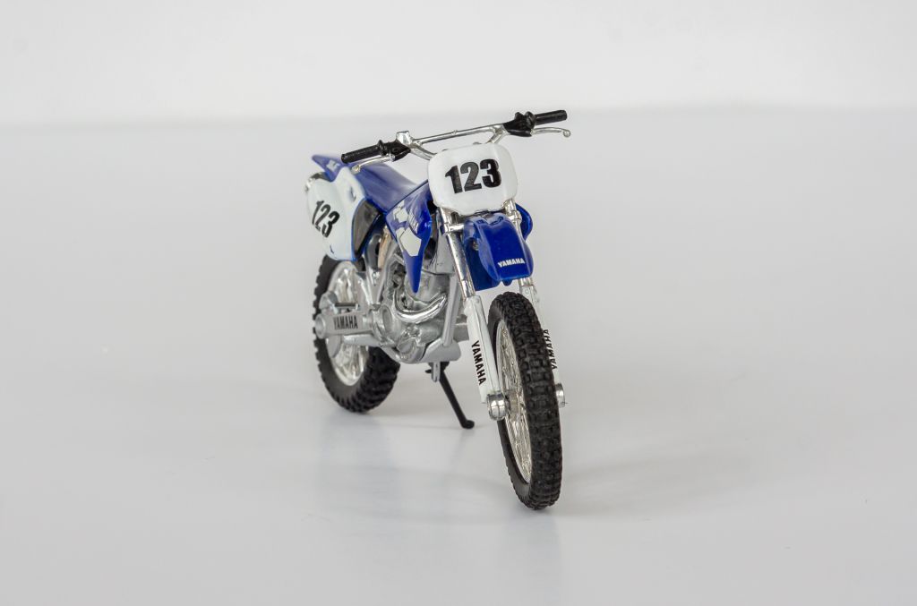 1:18 Yamaha YZ 400F #123, Maisto #39329 - фото фото фото 2