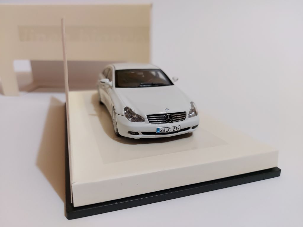 Minichamps 1:43  (Limited Edition 1 of 2,008) Mercedes-Benz CLS-Class  (2005) white - фото фото фото 3