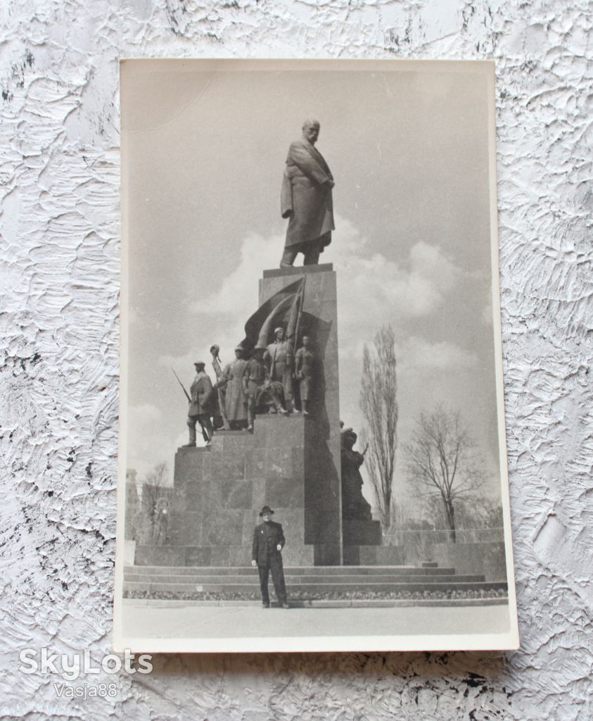 Чоловік на фоні Шевченка. Харків 1950-60 - фото фото фото 3