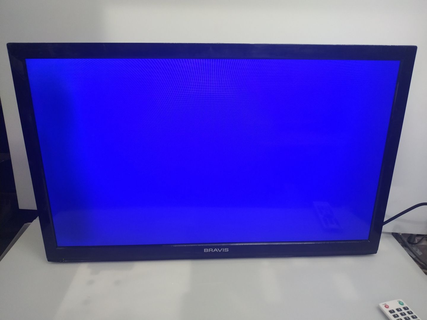 Лед телевизор Б/У для села BRAVIS 32" FullHD, цвета бомба - фото фото фото 3