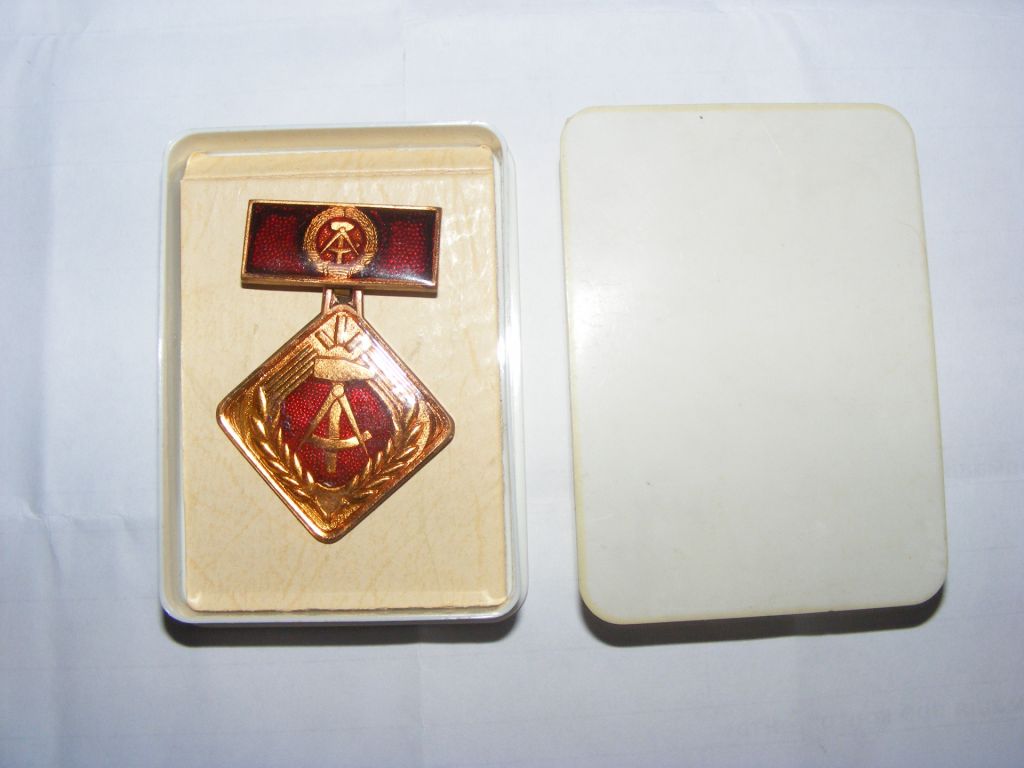 Знак ГДР. Активист социалистического труда - фото фото фото 1