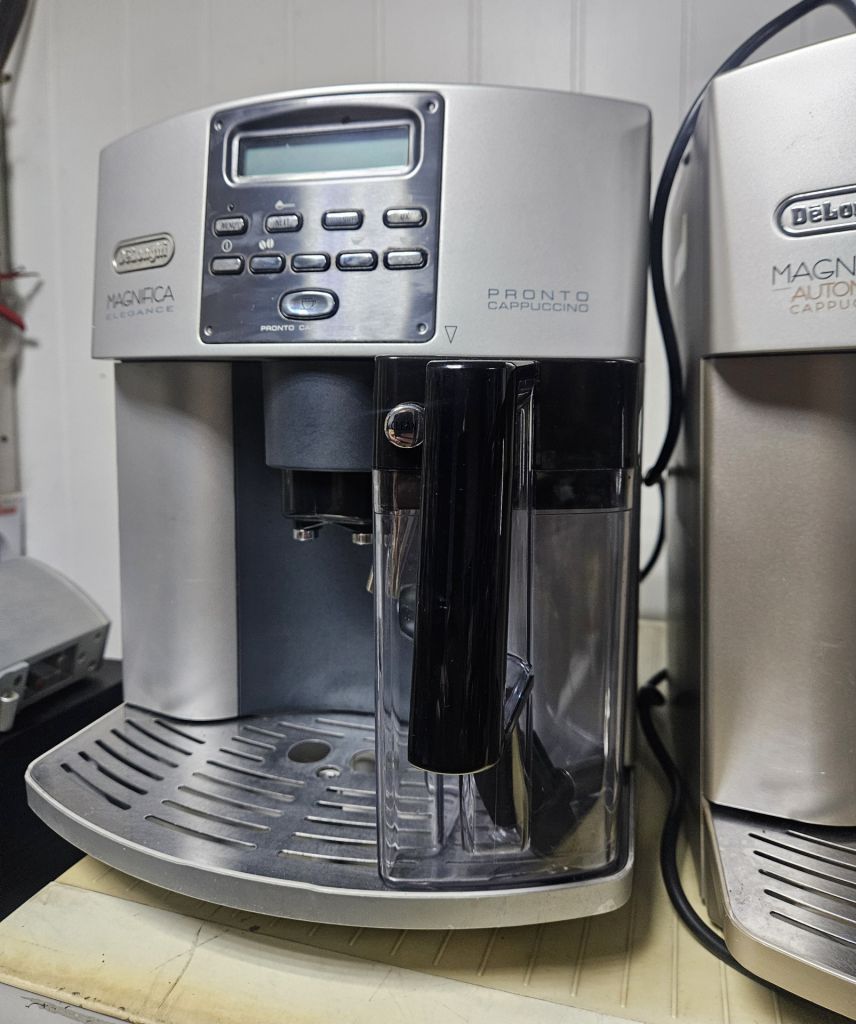 Кавомашина Delonghi Magnifica з молочником - фото фото фото 3