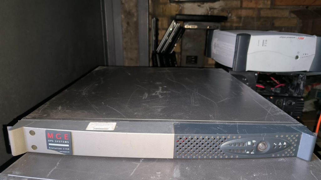 Бесперебойник ИБП UPS MGE UPS SYSTEM Evolution 1150    (Evolution 1150 Rack 1U) - фото фото фото 0