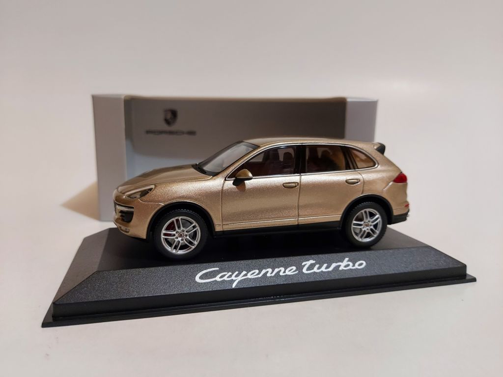 Minichamps 1:43 Porsche Cayenne Turbo  (2014) pearl-silver - фото фото фото 1