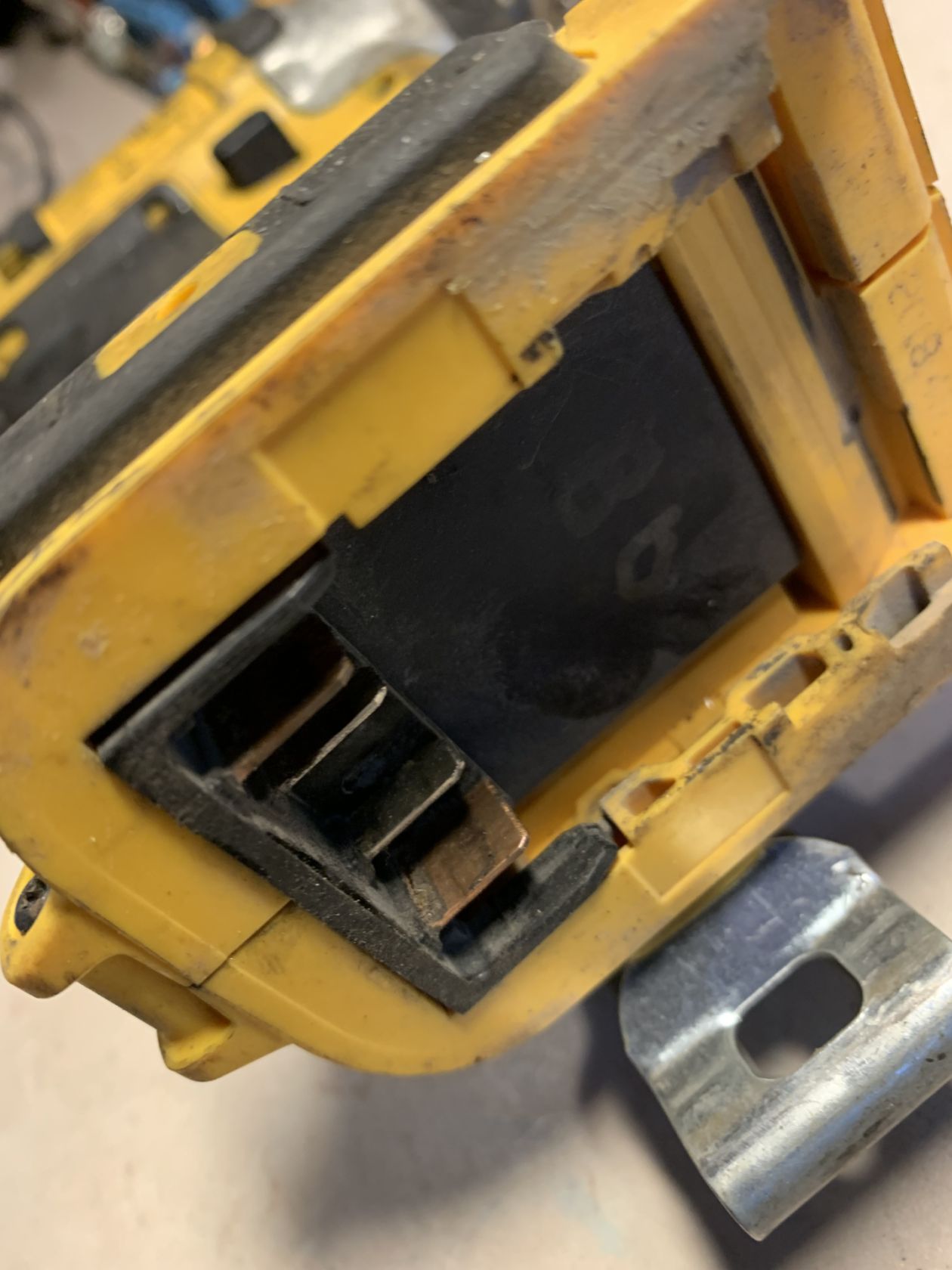 Акумуляторний ударний гайковерт DeWalt DCF880 - фото фото фото 5