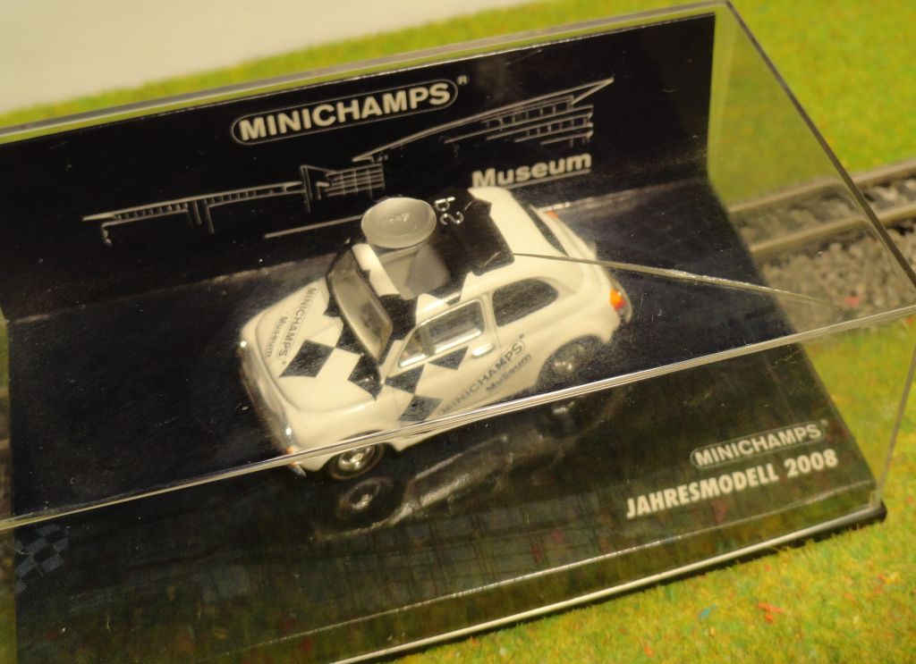 (2115) Minichamps модель авто в масштабе     (1:64) - фото фото фото 1