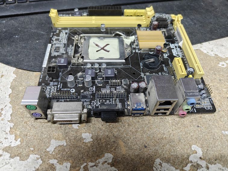 Мат. плата ASUS H81M-R LGA1150 H81 PCI-E Dsub+DVI GbLAN SATA MicroATX 2DDR3 № НР260503114 - фото фото фото 2