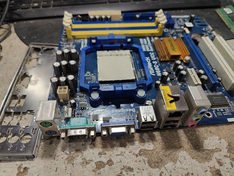 Мат. плата ASRock N68C-S UCC Socket AM2+ AM3 SATA RAID MicroATX 2DDR2+2DDR3 № 251305113 - фото фото фото 2