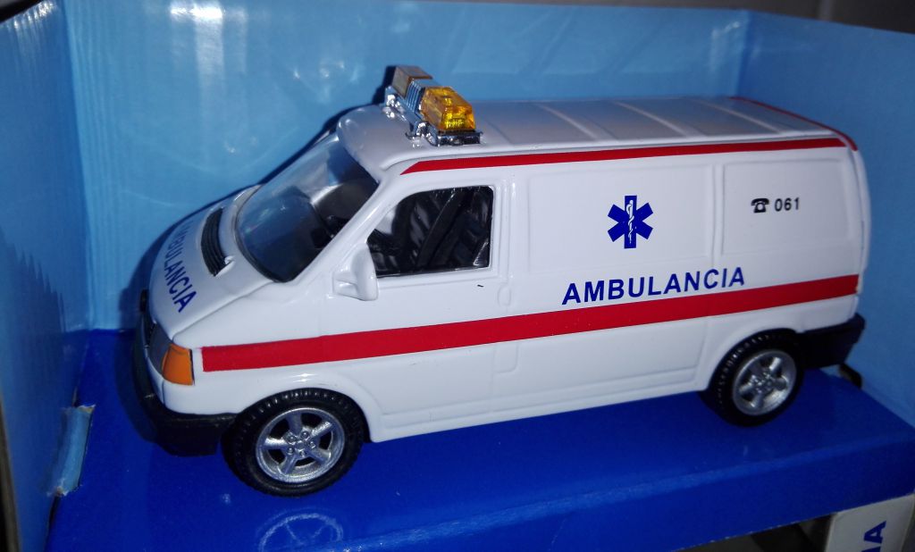 1/43 VOLKSWAGEN Ambulance 061. Cararama. - фото фото фото 0