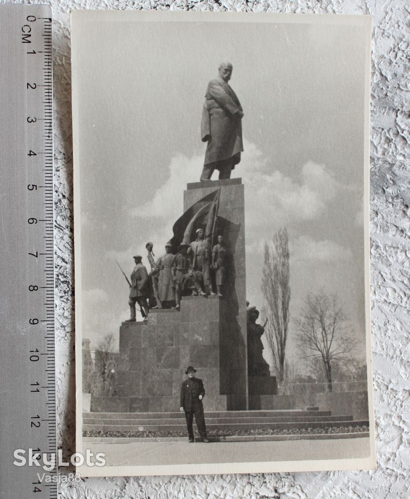 Чоловік на фоні Шевченка. Харків 1950-60 - фото фото фото 4