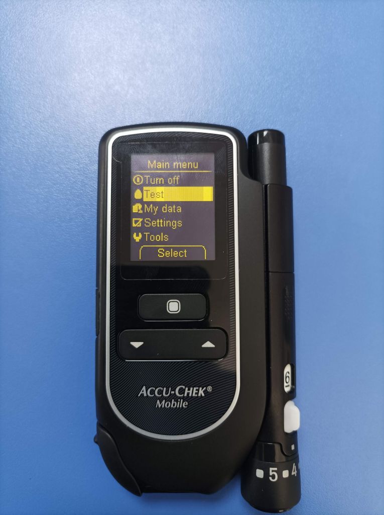 Глюкометр Accu-Chek Mobile Model U1 б/в без картриджа - фото фото фото 0