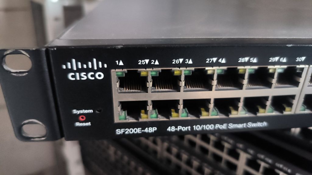 Комутатор CISCO SF200E-48P POE Smart Swith - фото фото фото 1