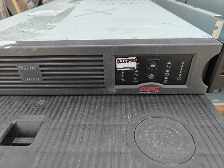 ИБП Бесперебойник UPS 3000 VA / ВА APC Smart-UPS SUA3000RMI2U № 26250507 - фото фото фото 1
