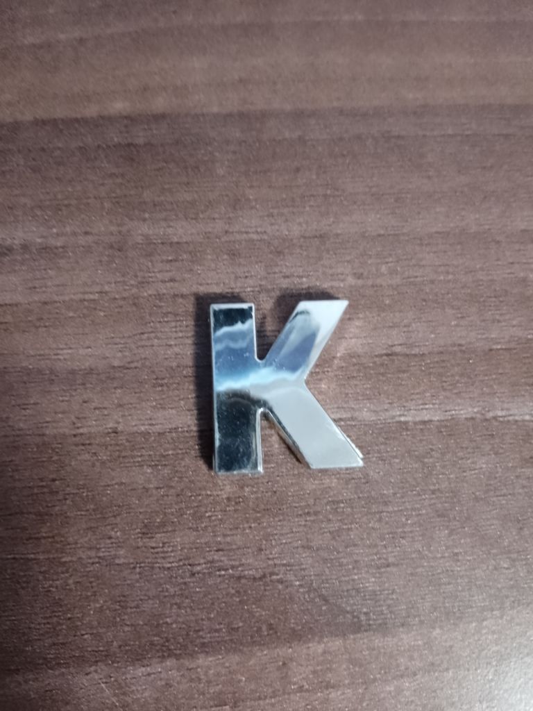 Самоклеюча літера K - фото фото фото 1