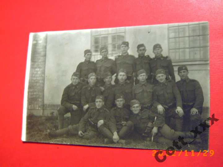 Фото- ВЗВОД СОЛДАТ возле казармы - 1931- года - фото фото фото 1