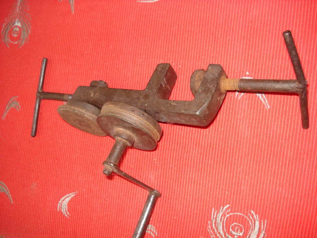 машинка для выравнивания железных крышек - фото фото фото 0