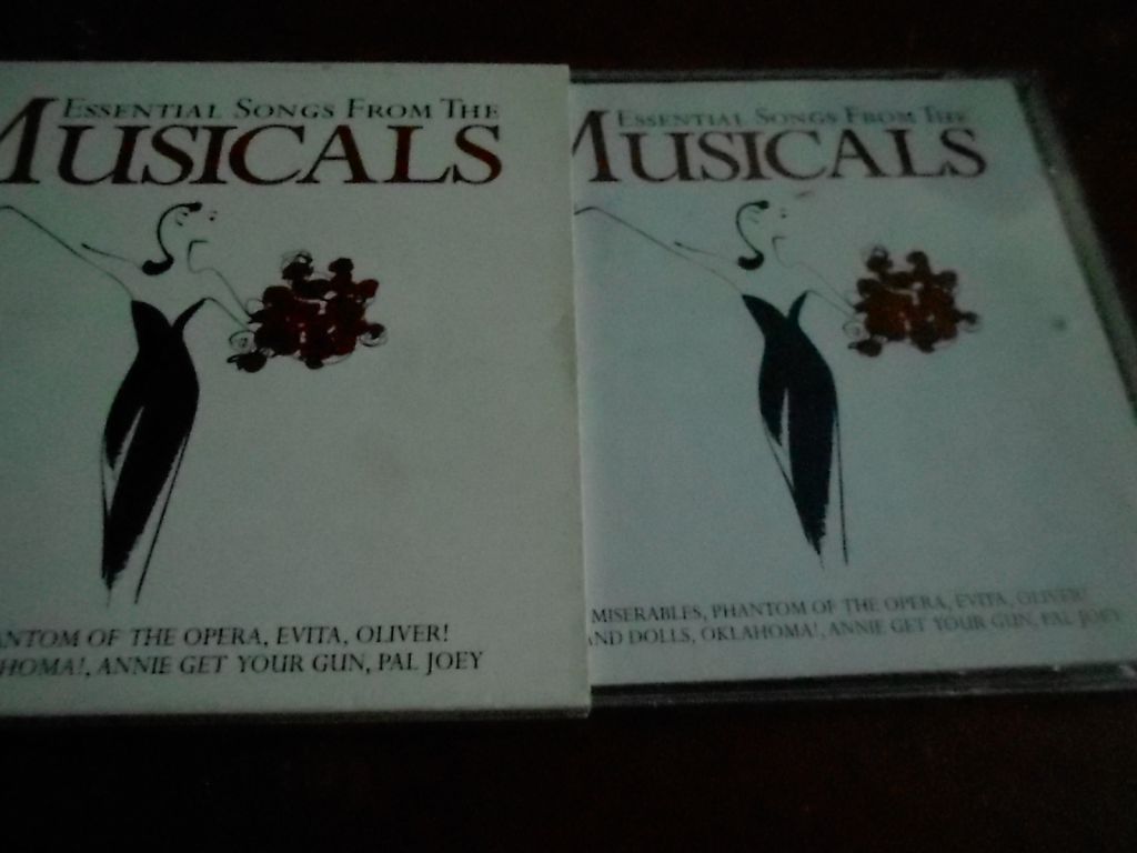Musicals Essential Songs 2CD фирменный б/у - фото фото фото 2