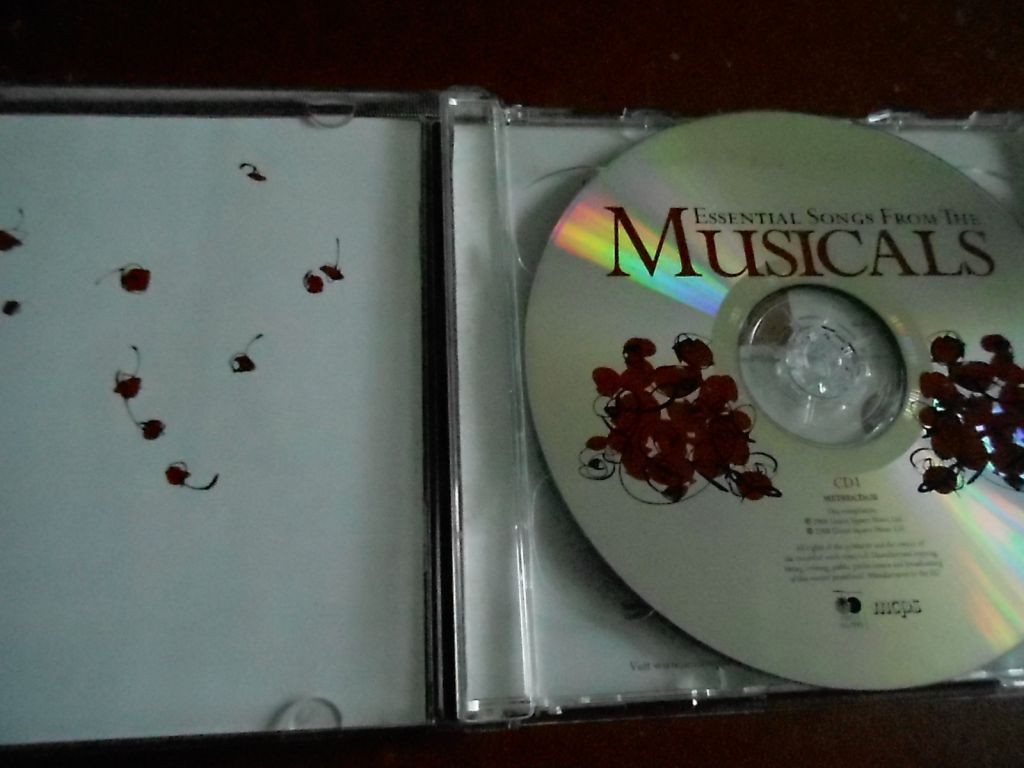 Musicals Essential Songs 2CD фирменный б/у - фото фото фото 3