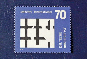 НДР, ФРН ГДР, ФРГ ^/--/^ Поштова марка Німеччина ФРН &amp;quot; Організації Amnesty International &amp;quot; 1974 рік ** ^_^^^ Почтовая марка Германия ФРГ &amp;quot; Организации Amnesty International &amp;quot; 1974 год ** - фото фото фото