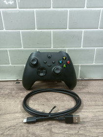 Джойстики, маніпулятори Джойстики, манипуляторы ^/--/^ Геймпад Xbox Series X/S чорний з кабелем 3480 ^_^^^ Геймпад Xbox Series X/S черный с кабелем 3480 - фото фото фото