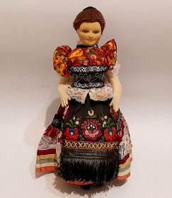 Ляльки Куклы ^/--/^ Старинная коллекционная кукла в национальной одежде, сидящая на стуле. ^_^^^ Старовинна колекційна лялька в національному одязі, що сидить на стільці. - фото фото фото