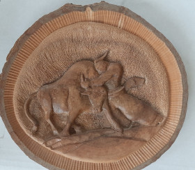 Статуетки, Скульптури, Фігурки, Фарфор Статуэтки, Скульптуры, Фигурки, Фарфор ^/--/^ Рельефное панно «Борьба с быком». Ручная резьба по можжевельнику. Начало 1990-х гг. ^_^^^ Рельєфне панно «Боротьба з биком». Кримський ялівець, ручна різьба. Початок 1990-х рр.. - фото фото фото