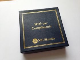 Інше Другое ^/--/^ Кришталевий декор. NIG Skandia 1894-1994 рр. Ювілей. З оригінальним гравіюванням. ^_^^^ Хрустальный декор. NIG Skandia 1894-1994 гг. Юбилей. С оригинальной гравировкой. - фото фото фото