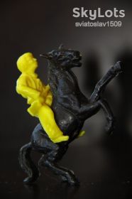 Фігурки, солдатики Фигурки, солдатики ^/--/^ ковбой с ружьем на коне Domplast ФРГ 60-65 /--/ мм ^_^^^ ковбой з рушницею на коні Domplast ФРН 60-65 мм - фото фото фото