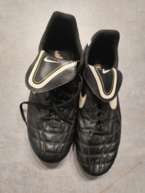 Інше Другое ^/--/^ Футбольні бутси Nike Tiempo Natural III FG в чорному кольорі з білими та золотистими елементами ^_^^^ Футбольные бутсы Nike Tiempo Natural III FG в черном цвете с белыми и золотистыми элементами - фото фото фото