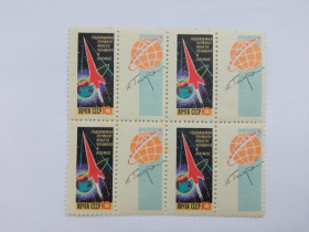 СРСР - СССР - ^/--/^ СССР 1962 г. ГОДОВЩИНА первого полета в космос № 2673(2585),  квартблок, чистые (2) ^_^^^ СРСР 1962 р. ГОДОВЩИНА першого польоту в космос No 2673(2585), квартблок, чисті (2) - фото фото фото