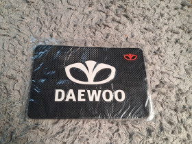 Килимки Коврики ^/--/^ Антиковзкий килимок на торпеду з логотипом Daewoo ^_^^^ Антиковзкий коврик на торпеду с логотипом Daewoo - фото фото фото