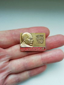 Пам'ятні і ювілейні Памятные и юбилейные ^/--/^ Значок А.В.Луначарський 1875-1933 ^_^^^ Значок А.В.Луначарский 1875-1933 - фото фото фото